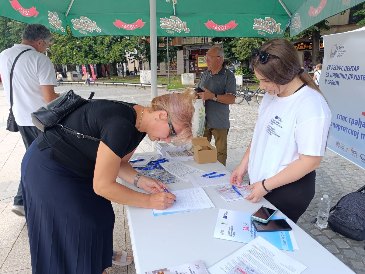 Ulična akcija je organizovana da bi se odbornici Skupštine grada Kraljeva podsetili svojih zakonskih obaveza
